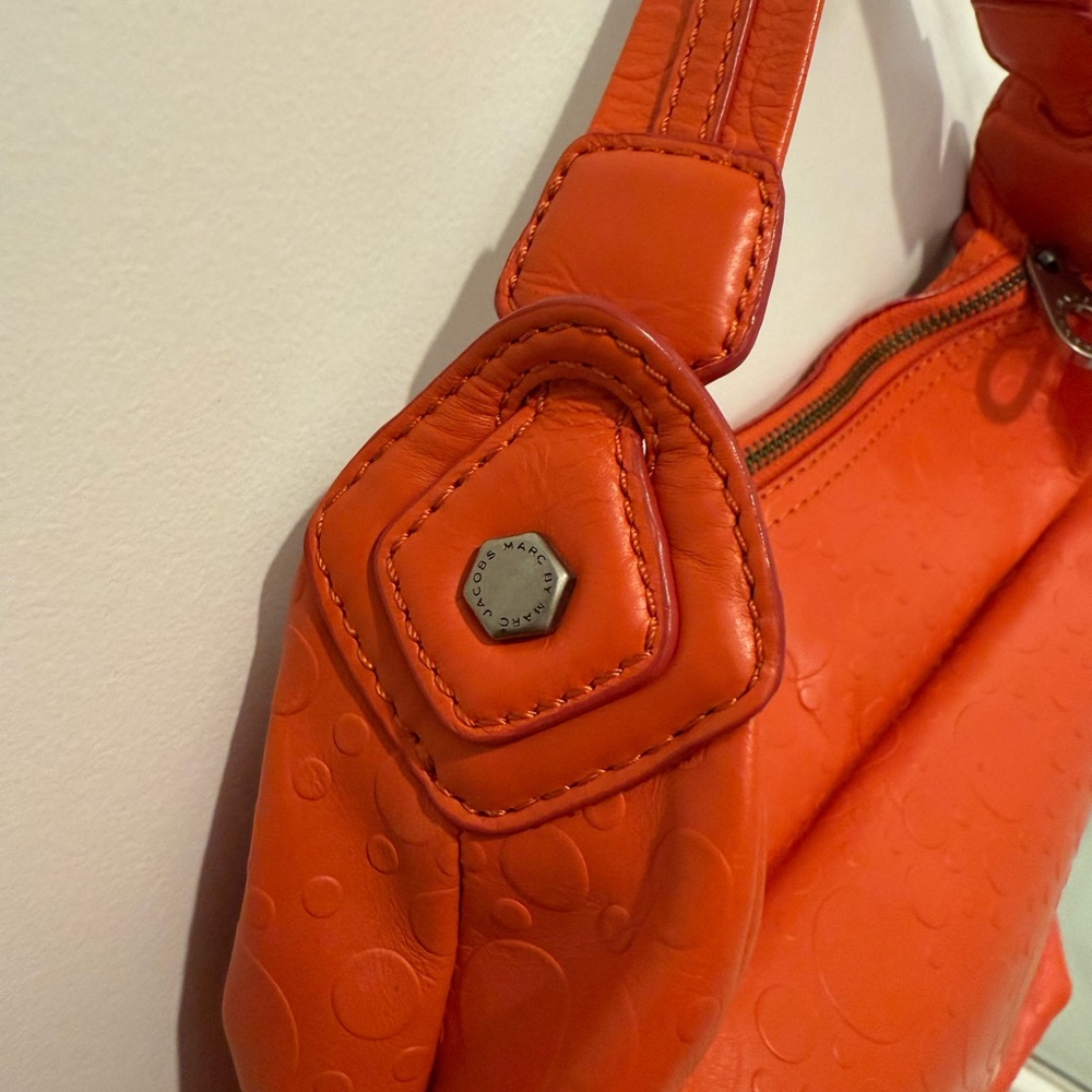 Rare Marc by Marc Jacobs Embossed Coral Leather Hobo Bag – High-Quality, Vintage - Picture 8 of 16